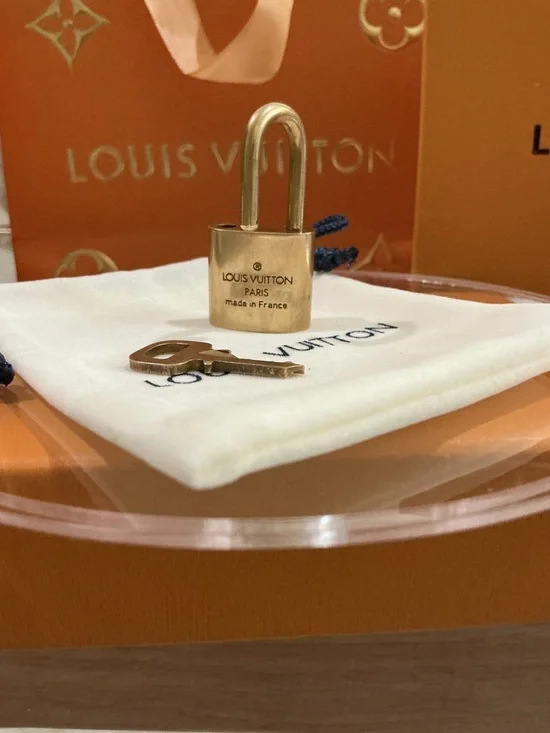 Louis Vuitton Gold Padlock and Key can be used as a necklace !!! - Picture 2 of 9